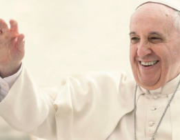 Papa Francisco riéndose.